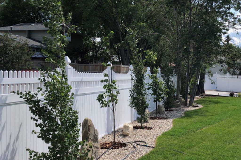 white vinyl privacy fence