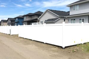 white vinyl full privacy fence